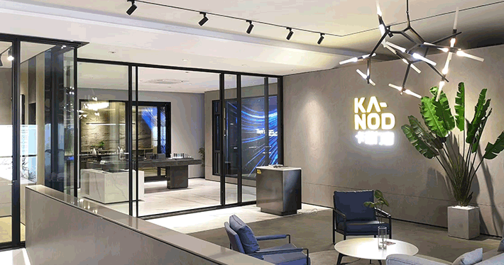 Kanod showroom space displaying window and door systems - Glass partitions with modern lighting and reception area